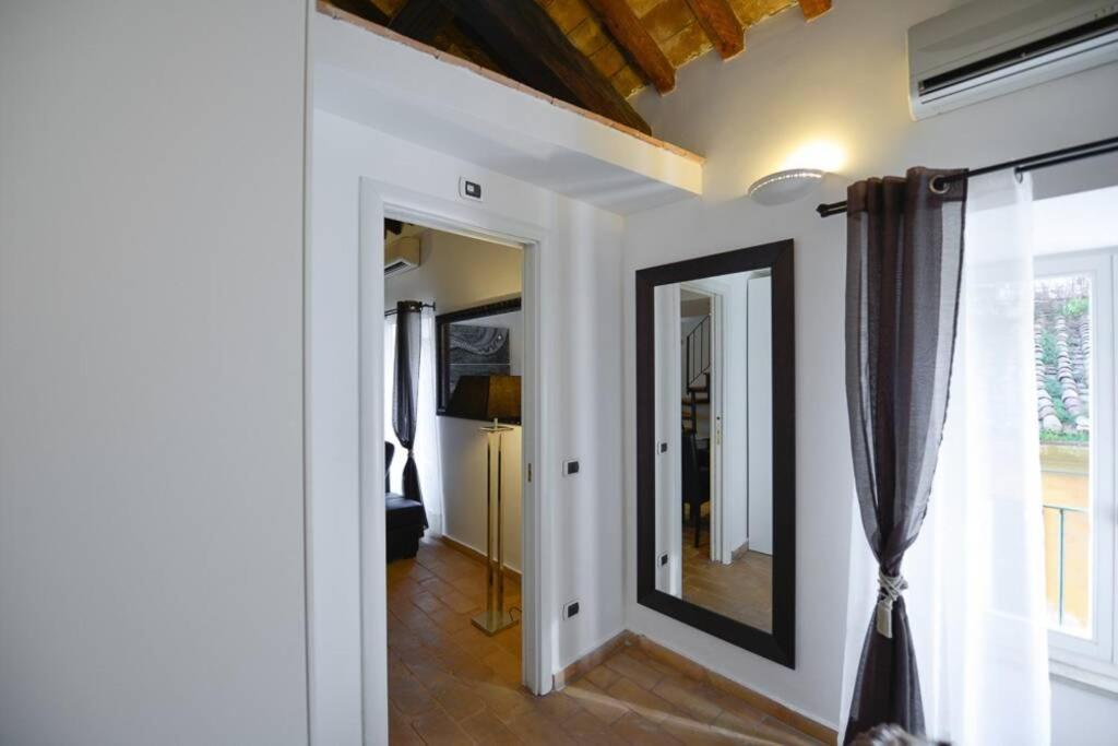 Ibernesi - Charming At The Forums * Rom